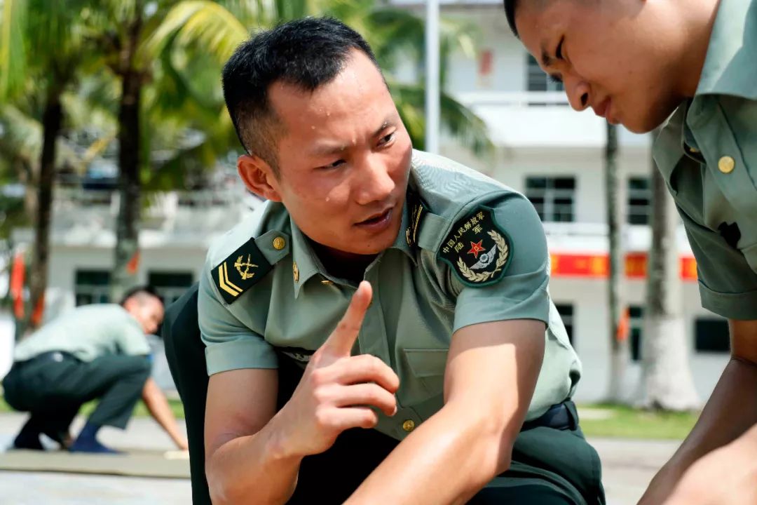 豆腐块叠被技巧,怎么叠军被豆腐块