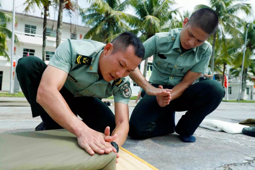 豆腐块叠被技巧,怎么叠军被豆腐块