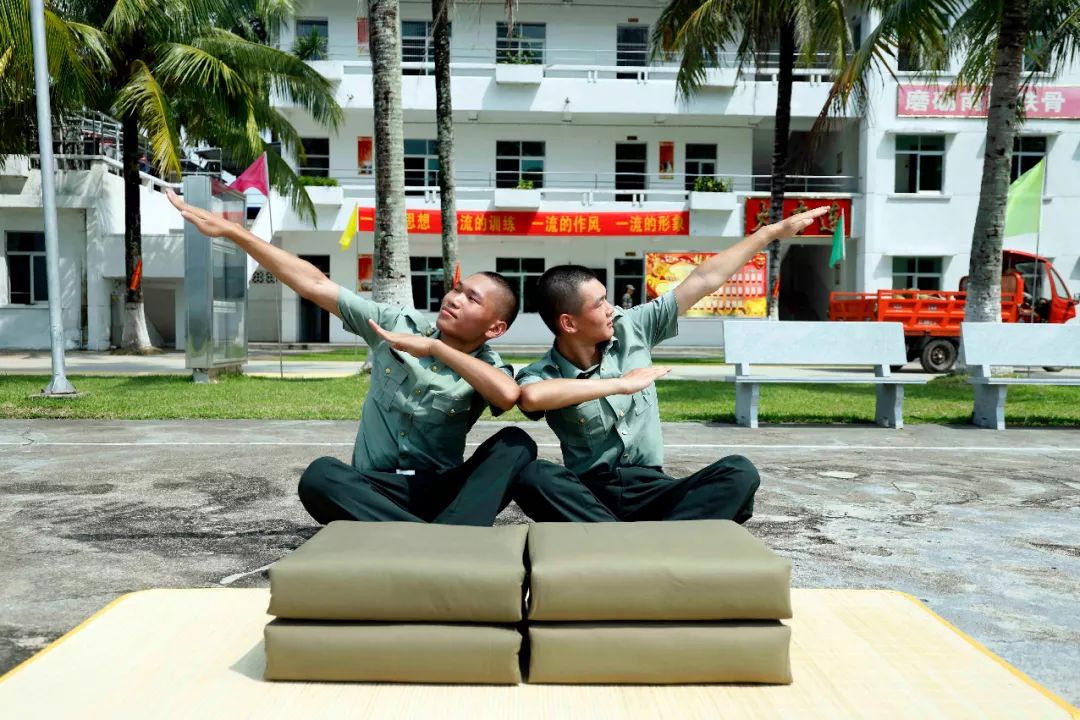 豆腐块叠被技巧,怎么叠军被豆腐块