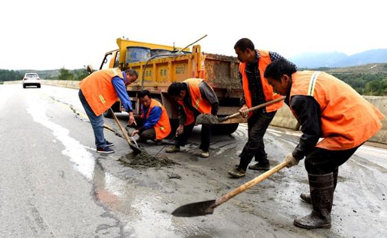 公路养护人员的收入是多少,公路养护工工资一般多少