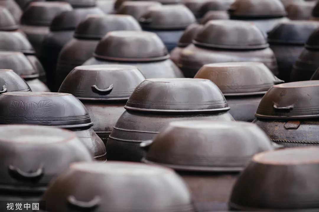 八九十年代的东北农村，家家户户门前的那口酱缸，几乎包揽了整年的餐桌风味