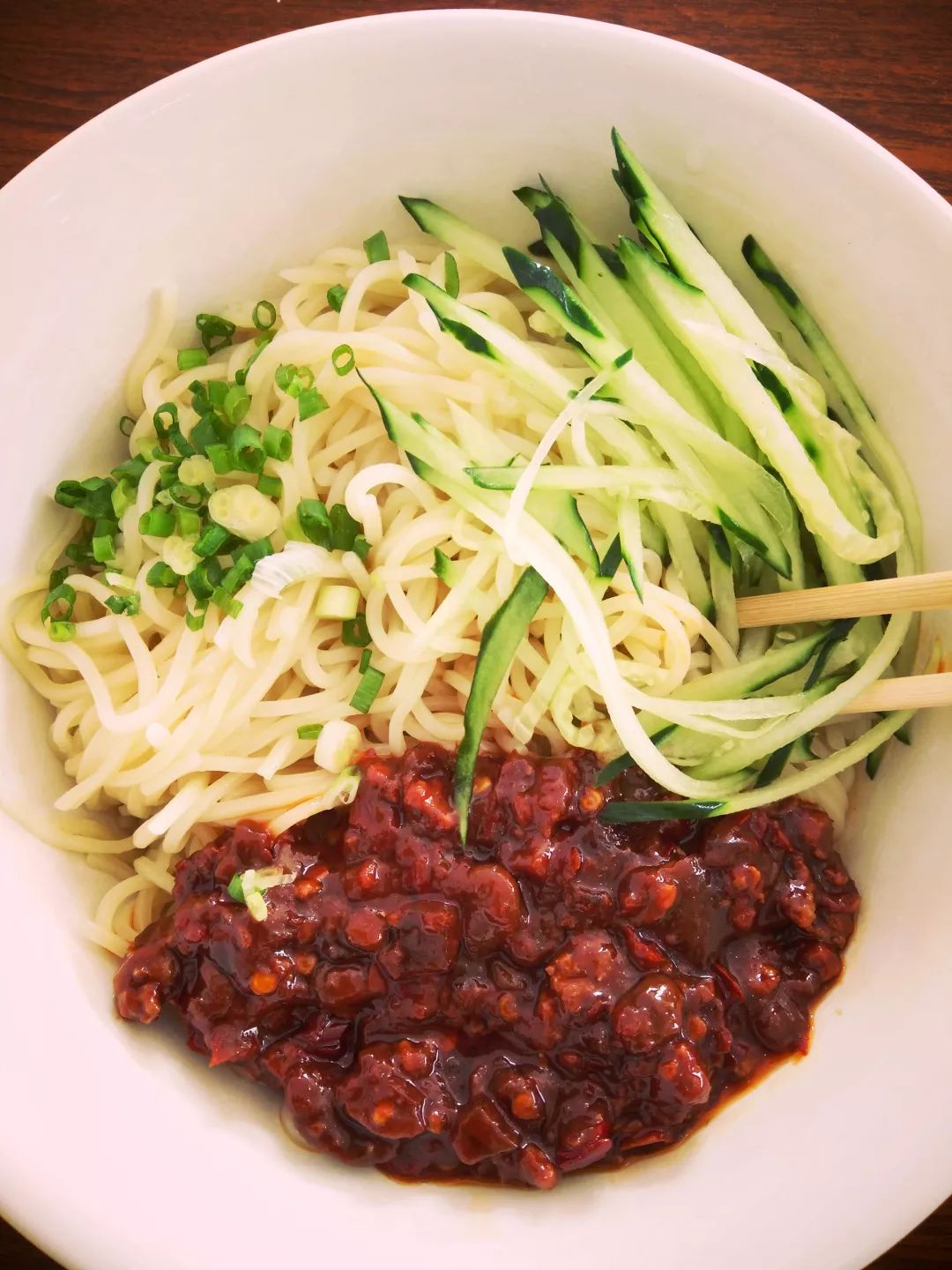 八九十年代的东北农村，家家户户门前的那口酱缸，几乎包揽了整年的餐桌风味