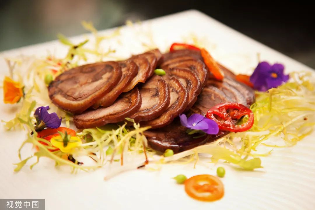 八九十年代的东北农村，家家户户门前的那口酱缸，几乎包揽了整年的餐桌风味