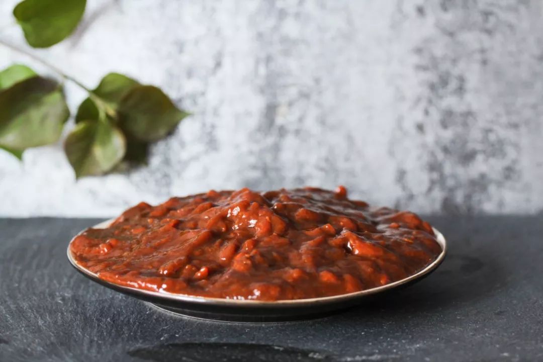 八九十年代的东北农村，家家户户门前的那口酱缸，几乎包揽了整年的餐桌风味