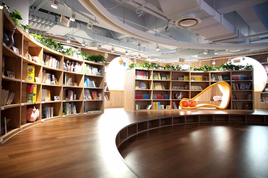 亲子阅读体验馆馆藏绘本多吗,沉浸式图书馆探馆