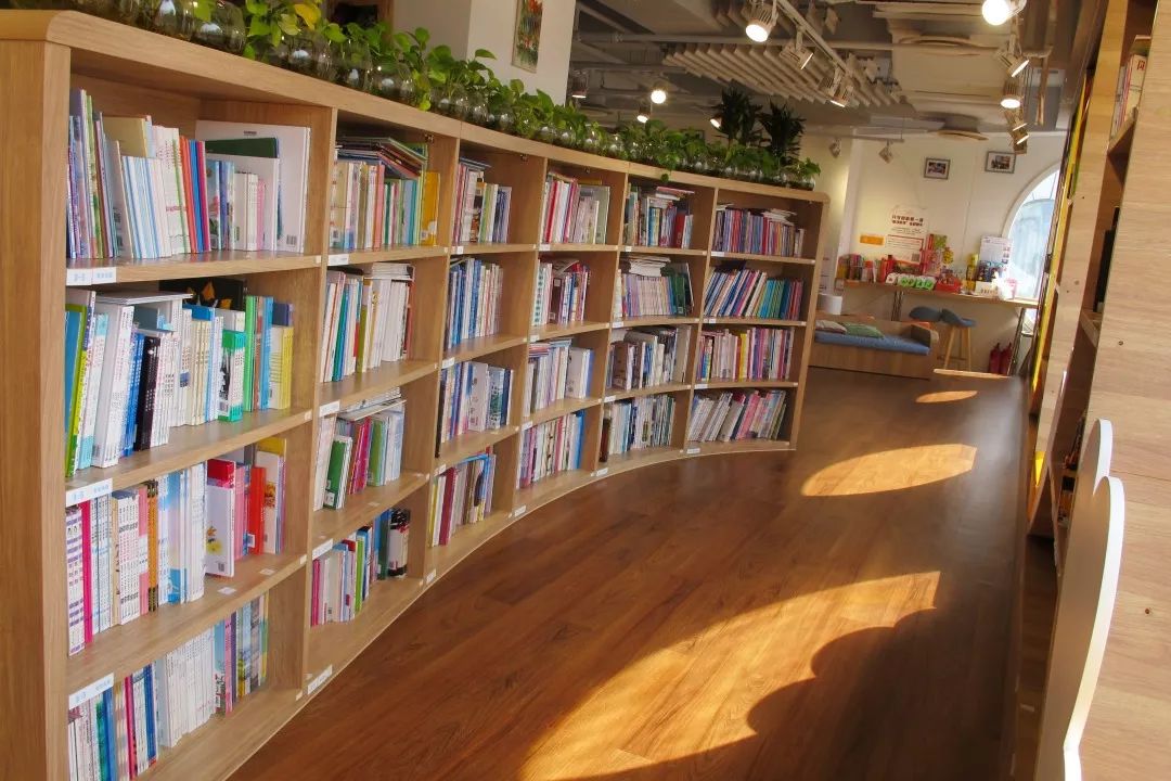 亲子阅读体验馆馆藏绘本多吗,沉浸式图书馆探馆