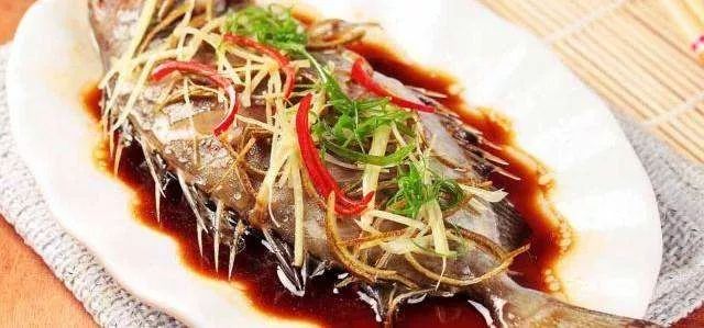 19岁女孩天天吃鱼，竟导致手脚“满目疮痍”！医生一句话道出真相