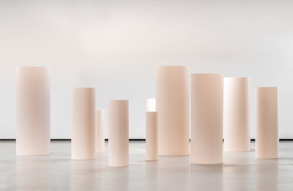 一周艺术人物｜戈尔戈尼“告别”大地，赫斯特“回归”蝴蝶