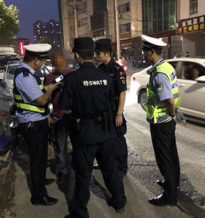 交警夜查酒驾男子弃车逃跑,男子酒驾遇交警弃车佯装路人闲逛