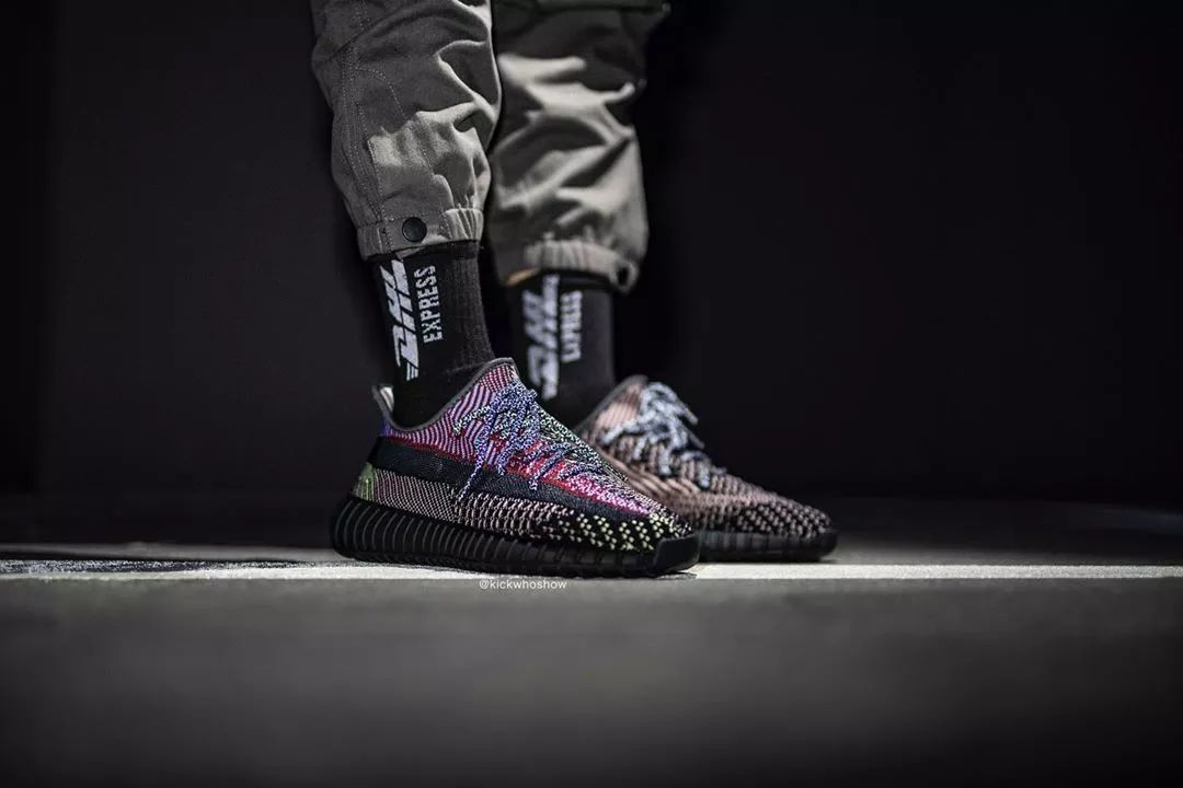 yeezy350黑红搭配,yeezy350v2荧光绿非反光评测