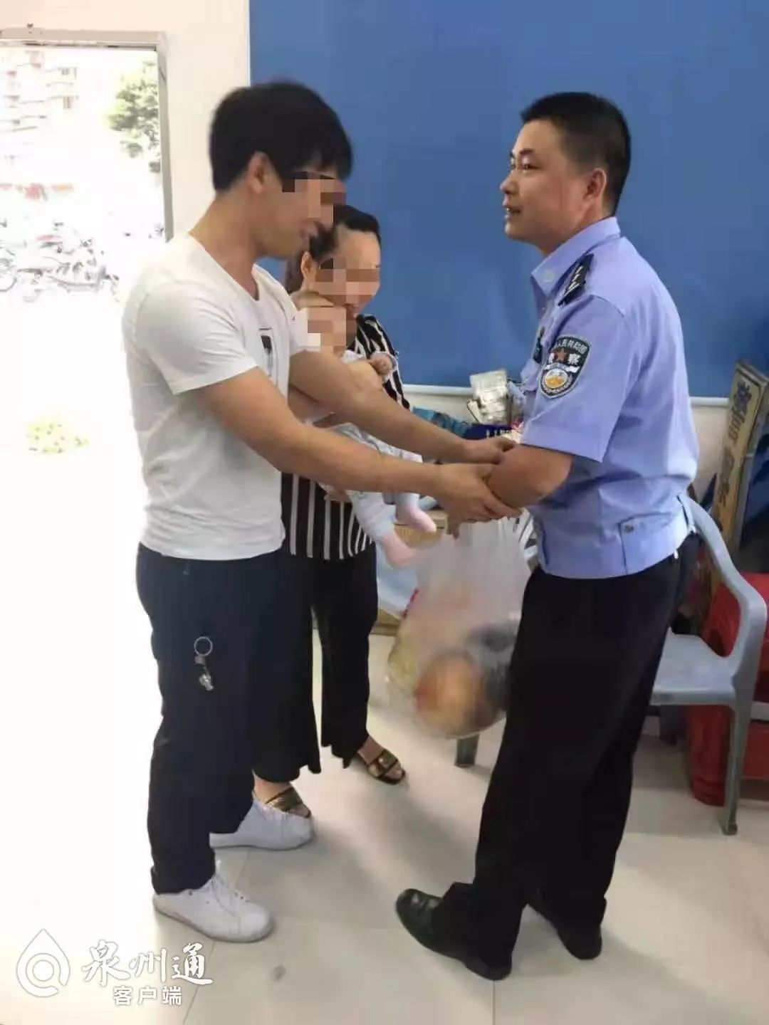 三岁男童患重症父亲急筹治疗,男童突发疾病父亲急哭了交警开道