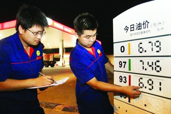 加油站加油员一个月工资是多少,加油员2500工资为什么有人干