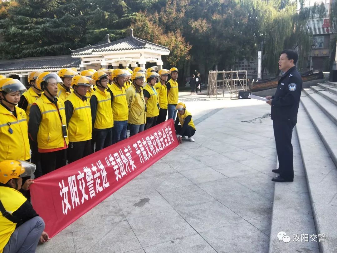 洛阳交警给队友送惊喜,交警为滞留司机送爱心餐