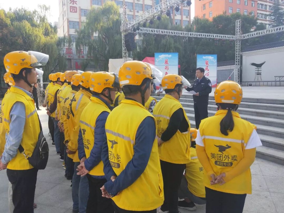 洛阳交警给队友送惊喜,交警为滞留司机送爱心餐