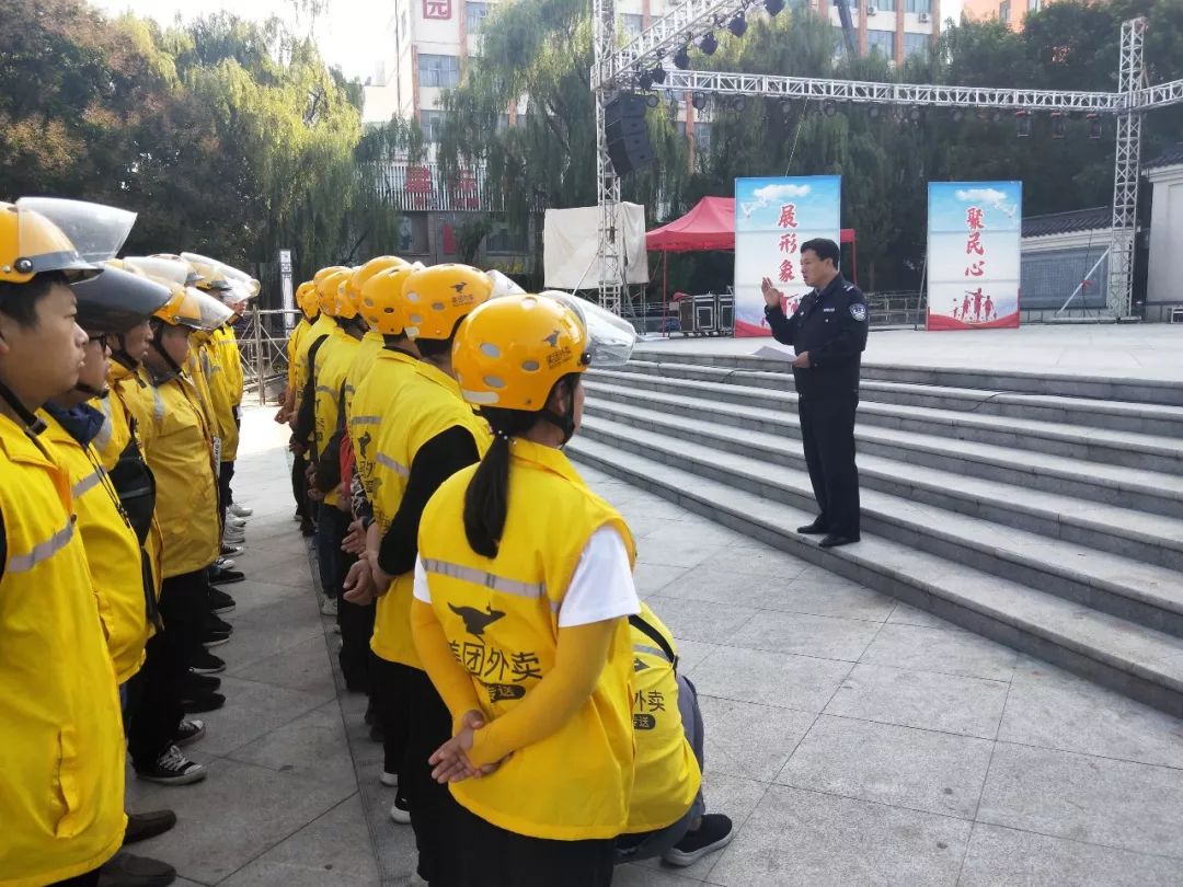 洛阳交警给队友送惊喜,交警为滞留司机送爱心餐