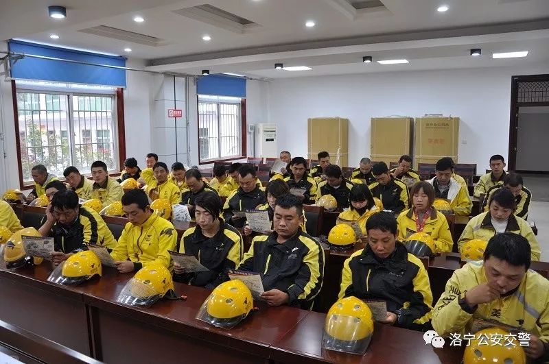 洛阳交警给队友送惊喜,交警为滞留司机送爱心餐