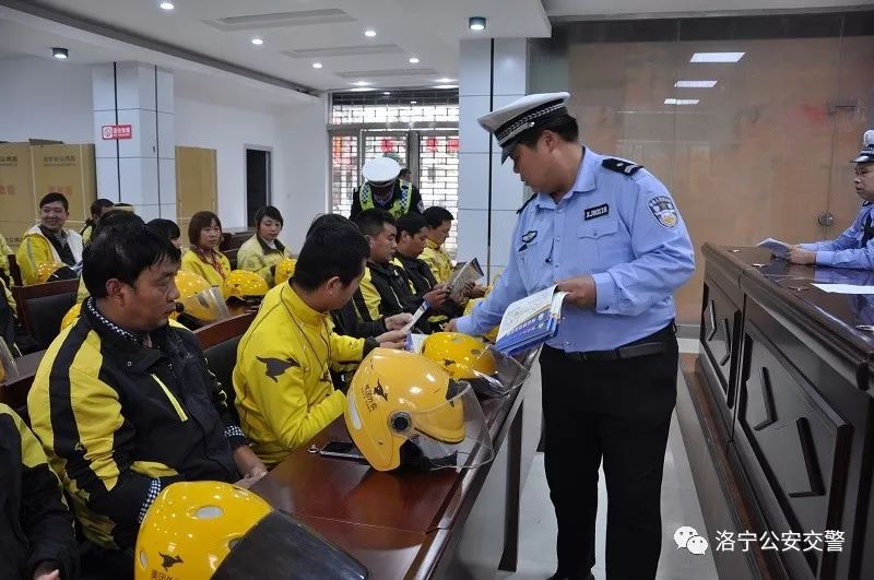 洛阳交警给队友送惊喜,交警为滞留司机送爱心餐