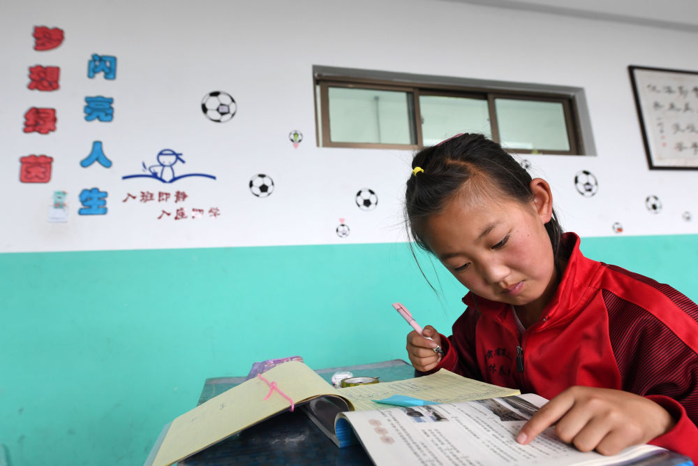 和羊羔踢球的女孩儿——从兰州榆中县大山深处到英国赛场