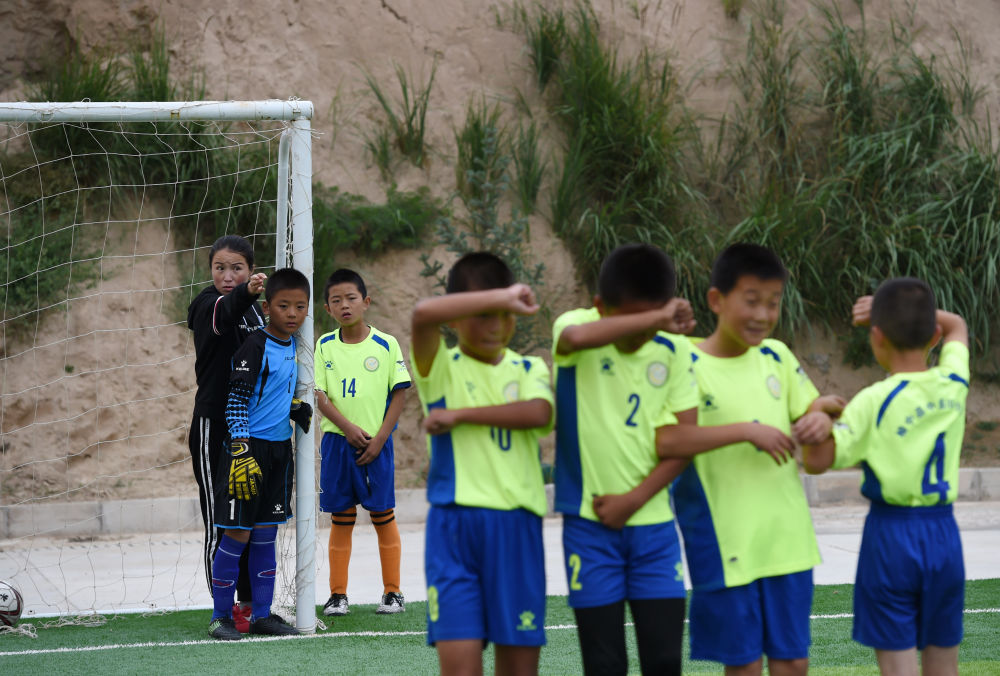 和羊羔踢球的女孩儿——从兰州榆中县大山深处到英国赛场
