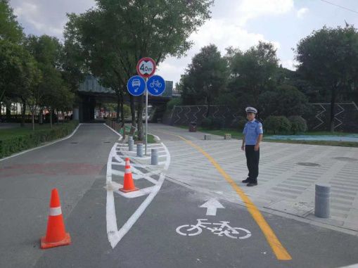 交警中队召开缓堵保畅部署会,交警减量控大缓堵保畅