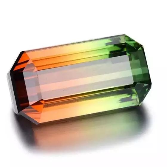 无色碧玺和有色碧玺有什么区别,红碧玺和绿碧玺的五行属性