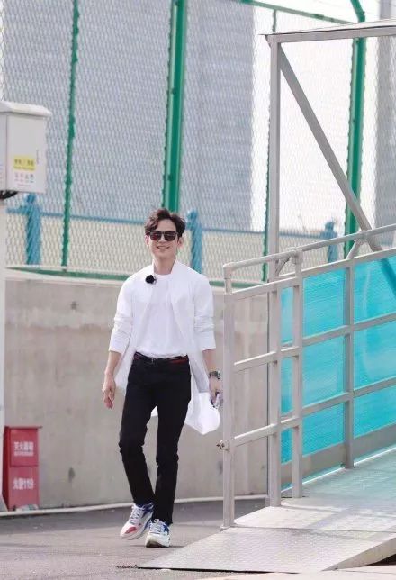 李宇春登《芭莎男士》十月刊封面;NINEPERCENT二专《限定的记忆》9月26日上线;《明星大侦探5》第一期在厦门开始录制