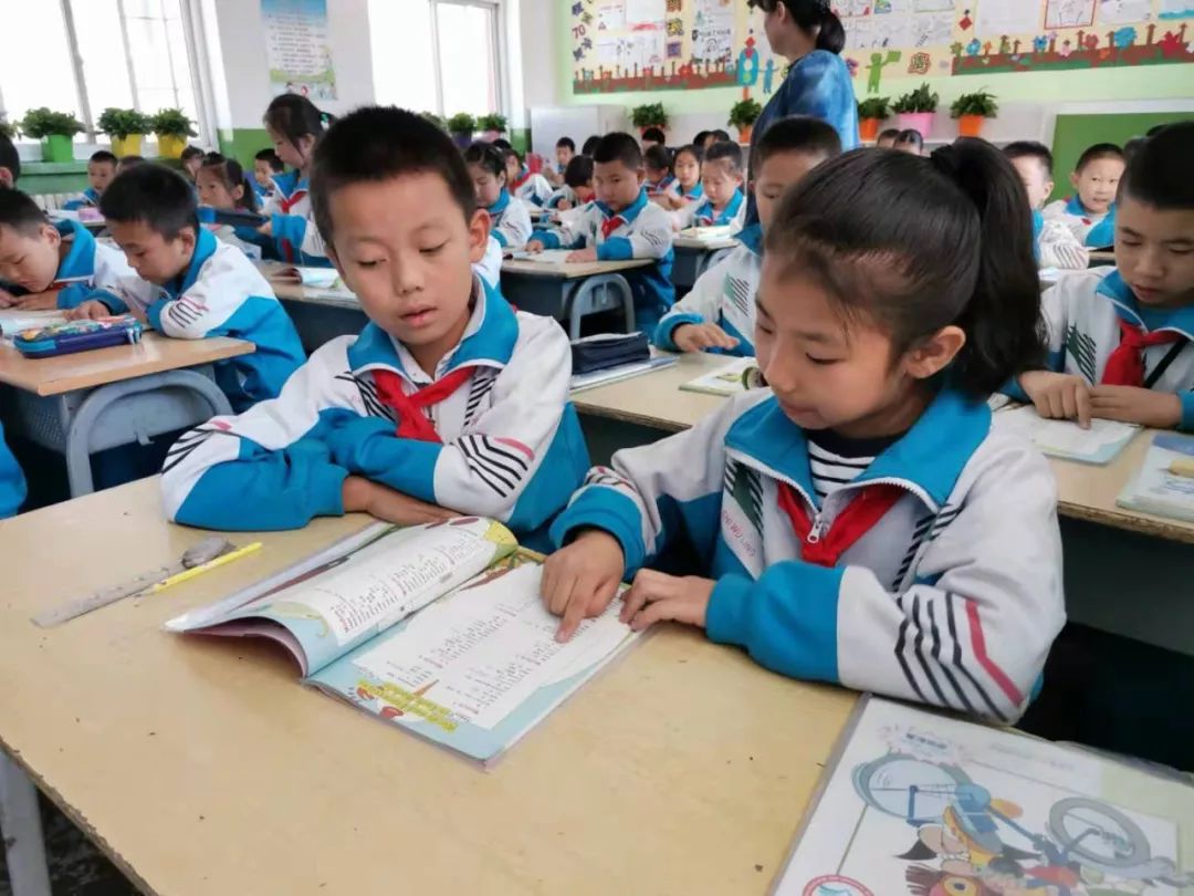 小学二年级墙报主题,二年级布置班级文化墙手抄报