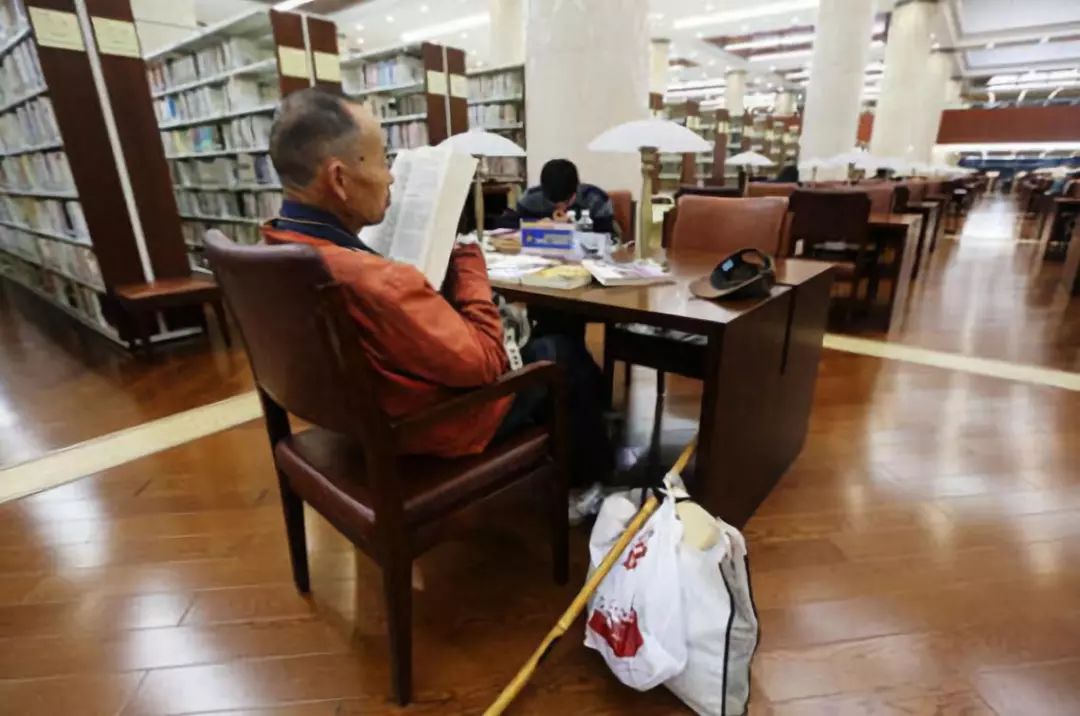 一个很高调的人突然变得很低调,低调的人低调到什么程度