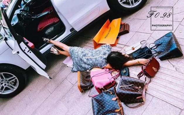 女生经常发朋友圈会被别人烦,朋友圈经常发负面情绪的女人