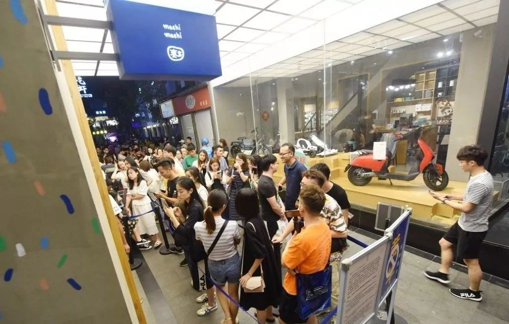 周杰伦麦吉奶茶广告视频,上海现多家周杰伦mv奶茶店