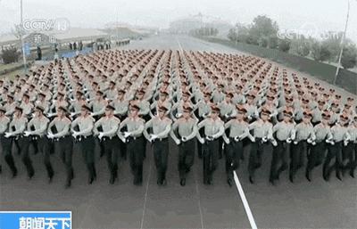 你睁眼走路都是歪的，人家却能蒙眼踢正步…