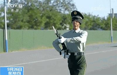 你睁眼走路都是歪的，人家却能蒙眼踢正步…