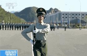 你睁眼走路都是歪的，人家却能蒙眼踢正步…