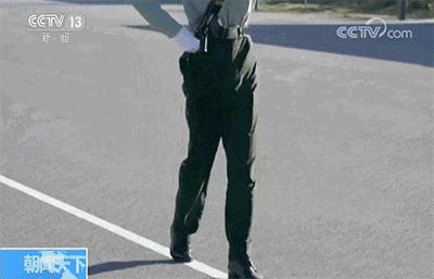 你睁眼走路都是歪的，人家却能蒙眼踢正步…