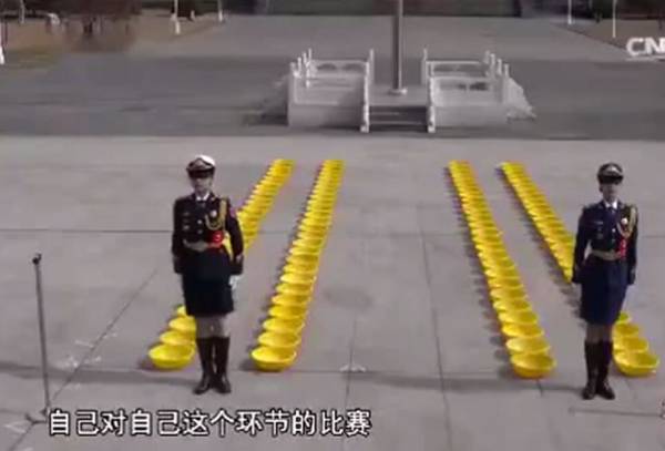 你睁眼走路都是歪的，人家却能蒙眼踢正步…