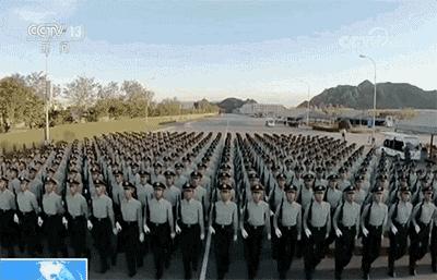 你睁眼走路都是歪的，人家却能蒙眼踢正步…