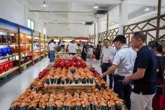 喜迎国庆醉美土楼|借问酒家何处有？拳王争霸风情街！我有酒，你有故事吗？