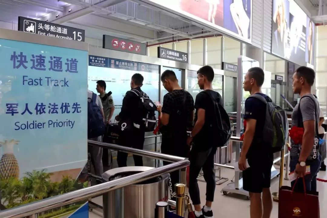 让军人成为全社会尊崇的职业,努力让军人成为全社会尊崇的职业