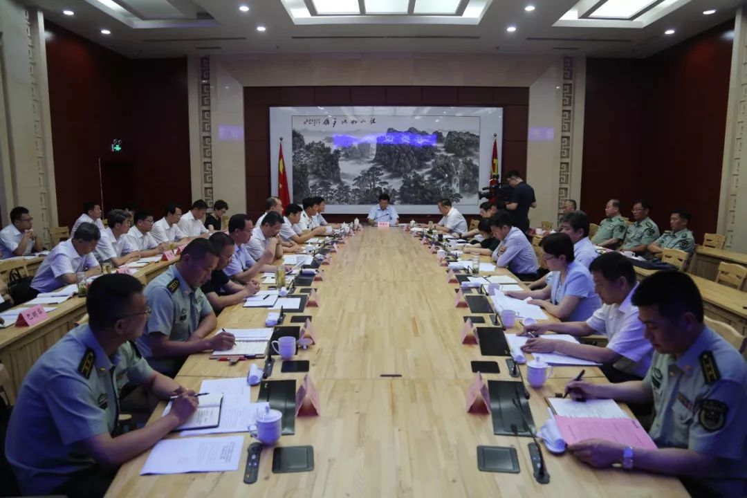 让军人成为全社会尊崇的职业,努力让军人成为全社会尊崇的职业