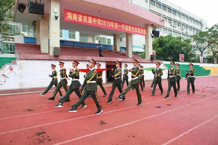 农垦中学初一五班军训视频,海南省农垦实验中学军训视频