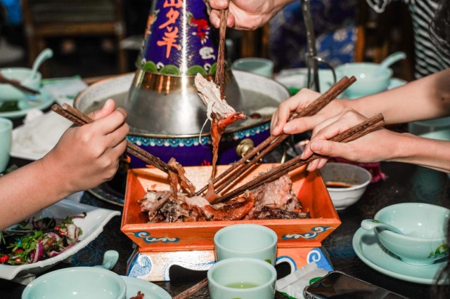 百位网红齐聚草原一岁羊开业庆典享蒙古之夜品全羊晚宴