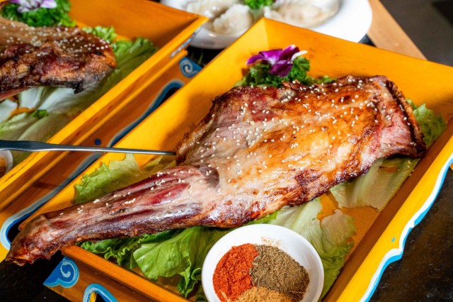 百位网红齐聚草原一岁羊开业庆典享蒙古之夜品全羊晚宴