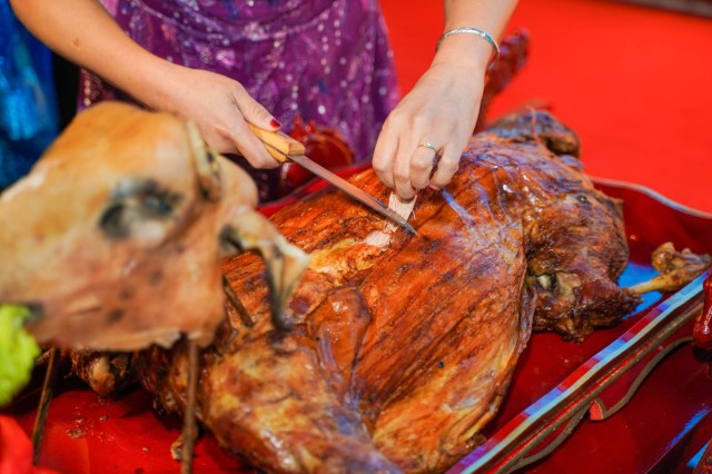 百位网红齐聚草原一岁羊开业庆典享蒙古之夜品全羊晚宴