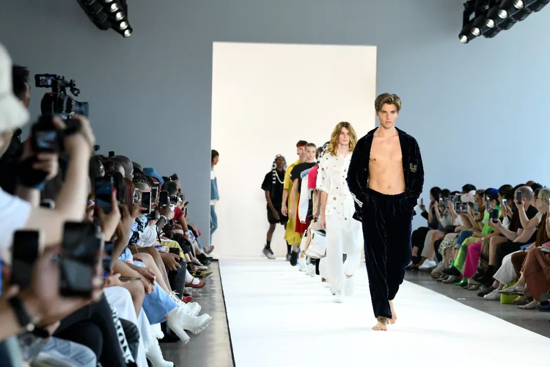 穿什么更时尚,穿什么衣服很时髦好看女生