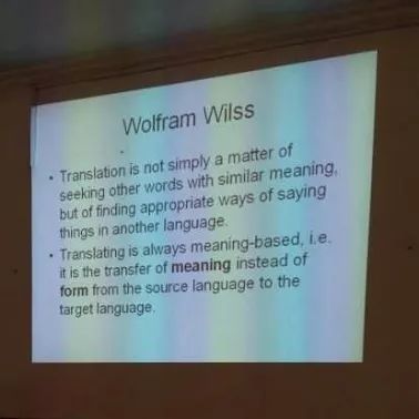 投影仪如何与屏幕相吻合,投影仪没有颜色和色调