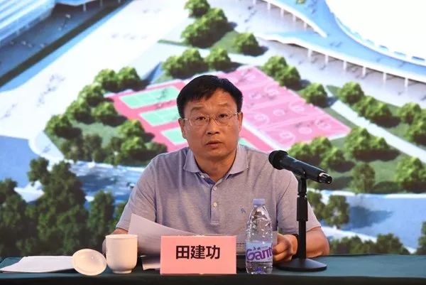 加快建设足球场成效,推进场地建设