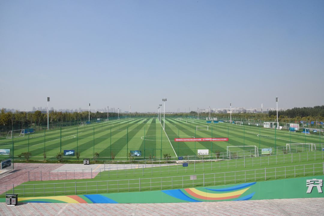 加快建设足球场成效,推进场地建设