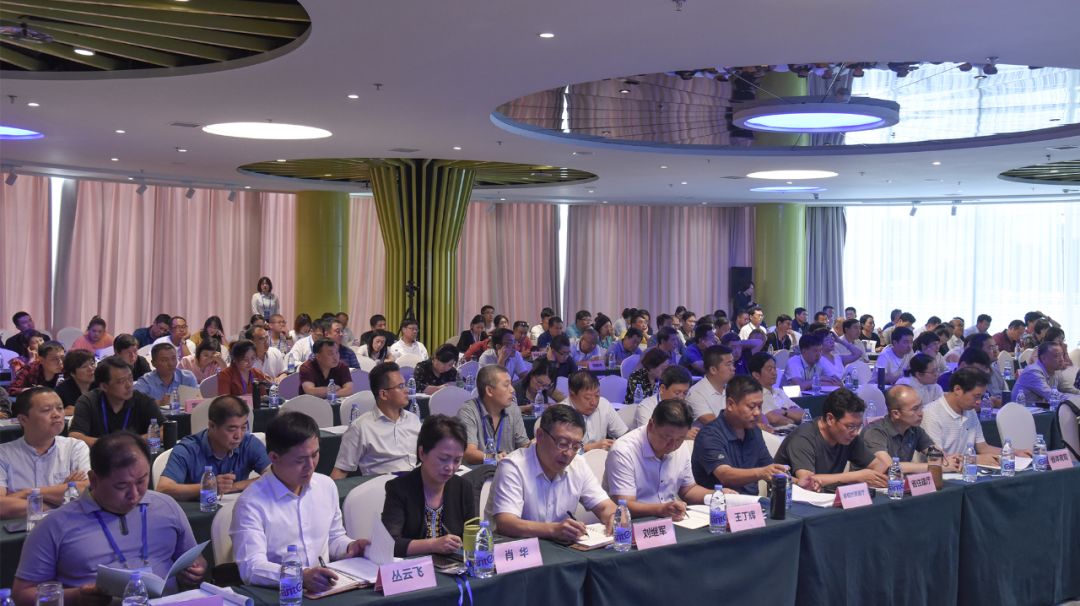 加快建设足球场成效,推进场地建设