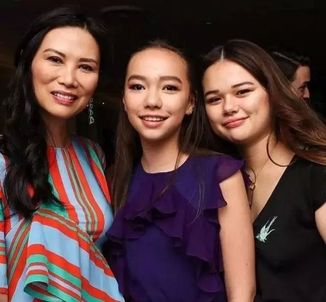 刚和嫩模男友分手，50岁邓文迪又收割一位富豪