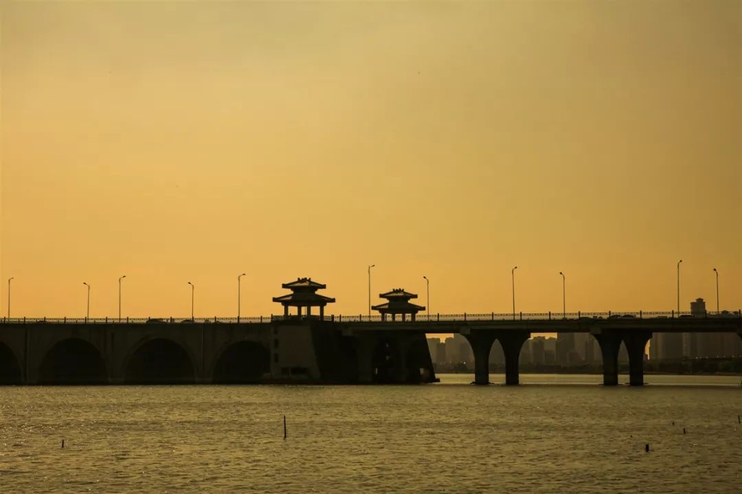 凭是什么读音,凭什么是谁的歌